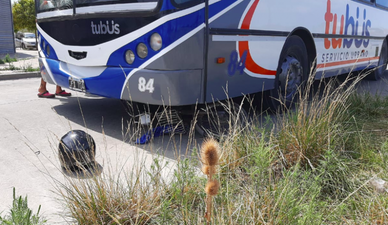 Una moto qued abajo de un colectivo tras haber chocado